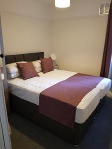 Un dormitorio con una cama grande con almohadas. en Braganza House, en Portsmouth