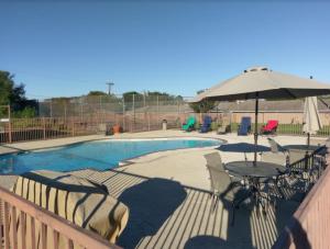 Bazén v ubytování Windcrest Inn and Suites nebo v jeho okolí