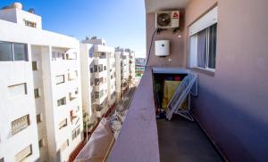 アガディールにあるSalam Appartement Agadirのアパートメントビルのバルコニーを望めます。