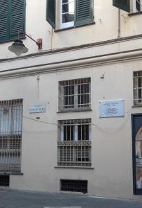 een wit gebouw met gesloten ramen bij La Casa di Einstein in Genua +10 foto's