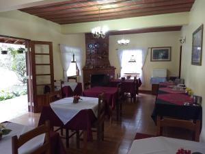 a dining room with tables and chairs in a restaurant at Pousada Pedra da Gávea in Visconde De Maua