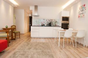 cocina y comedor con mesa y sillas en Ilona 2 bedrooms apartment in the center, en Budapest