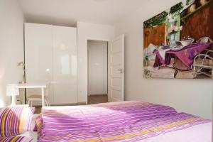 1 dormitorio con 1 cama y una pintura en la pared en Ilona 2 bedrooms apartment in the center en Budapest