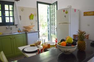 una cucina con tavolo e ciotola di frutta di Regina a Kalo Chorio