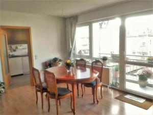 Un comedor con mesa y sillas de madera. en Große Wohnung für Gruppe, en Núremberg 15 fotos más