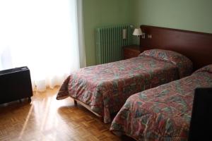 Łóżko lub łóżka w pokoju w obiekcie hotel ristorante vittoria