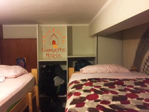 Postel nebo postele na pokoji v ubytování Namaste House