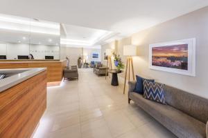 ein Wohnzimmer mit einem Sofa und einem Tisch in der Unterkunft Macleay Hotel in Sydney