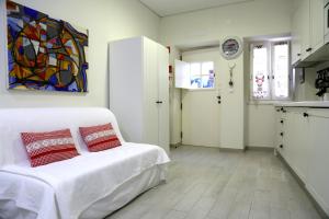 ナザレにあるEstúdio 40Aのベッドルーム1室(ベッド1台付)が備わります。壁には絵画が飾られています。