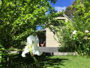 un fiore bianco di fronte a una casa di Brigadoon Cottages a Haunted Hills