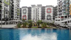Bazén v ubytování Mahkota Cheras Sweet Condo 1-14 pax near MRT to KL nebo v jeho okolí