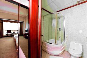 Grand Ha Long Hotelにあるバスルーム