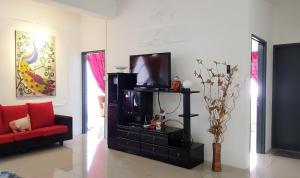 TV a/nebo společenská místnost v ubytování Mahkota Cheras Sweet Condo 1-14 pax near MRT to KL