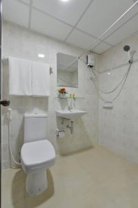 bagno con servizi igienici e lavandino di Studio Residence Sukhumvit 71 a Bangkok