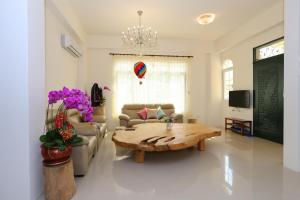 台东台东紫薇心民宿的带桌子和沙发的客厅 更多22张照片