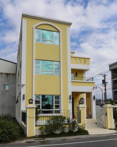 台东台东紫薇心民宿的街道上的黄色和白色建筑