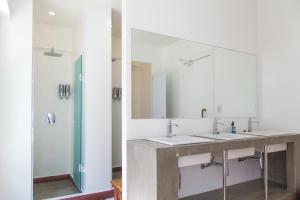 Baño con 2 lavabos y espejo en Aquarela do Leme, en Río de Janeiro