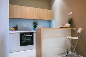 阿斯塔纳Expo Apart Hotel的小厨房配有炉灶和台面