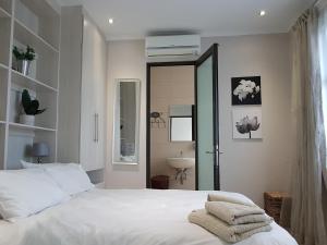 Una cama o camas en una habitación de Rieks van der Walt Self-Catering Apartment