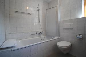 ガルミッシュ・パルテンキルヒェンにあるBergsonneのバスルーム(バスタブ、トイレ、シャワー付)