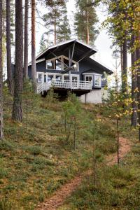 a house in the middle of a forest at Holiday Club Punkaharju Cottages in Kulennoinen