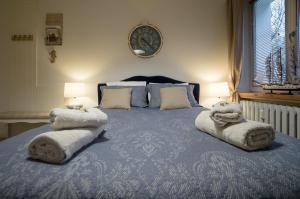 una camera da letto con un letto e asciugamani di Blue Boat Apartment Sopot a Sopot