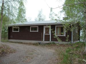 JoutsaにあるPitkäniemen Lomamökitの森の中の小屋