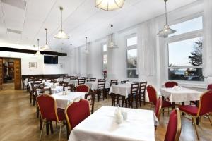 Un restaurante o sitio para comer en Hotel Dom Marynarza
