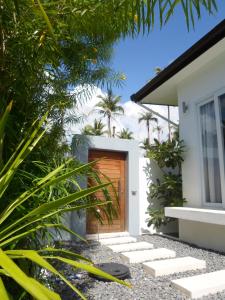 una casa con una puerta de madera y algunas plantas en Chuan Chom Villas en Lamai Beach