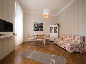 - un salon avec un canapé et une table dans l'établissement Apartments LATINO, à Crikvenica