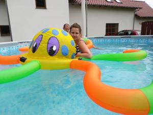 Bronków的住宿－Agroturystyka Struzka，两个女人在一个带充气的游泳池里