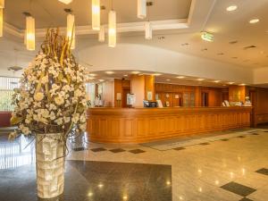 a lobby with a large flower arrangement in the lobby at Ensana Sovata in Sovata