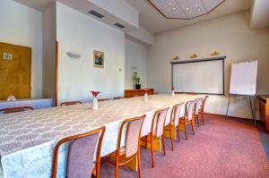 una sala conferenze con un grande tavolo e sedie di Hotel Pizzeria Istria a Velké Losiny