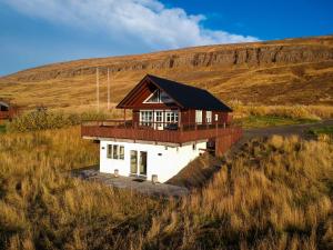 een huis in het midden van een veld bij Vaðlahof in Akureyri