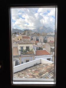 パレルモにあるVista Capoの窓から市街の景色を望めます。