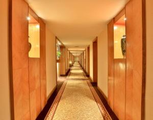 a long hallway with a long aisle at Wenzhou Dongou Hotel in Wenzhou