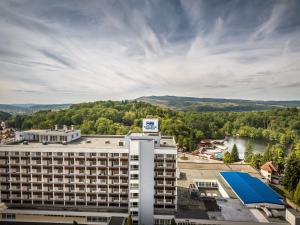 - une vue sur un bâtiment d'une ville avec une rivière dans l'établissement Ensana Bradet, à Sovata