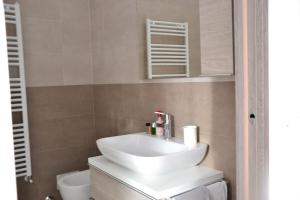 a bathroom with a white sink and a toilet at Casa degli Scacchi in Mantova