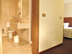 A bathroom at Hotel Albergo Santa Chiara Még 25 kép
