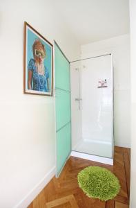 una habitación con una pintura en la pared y una alfombra verde en Cafe Modern, en Ámsterdam 50 fotos más