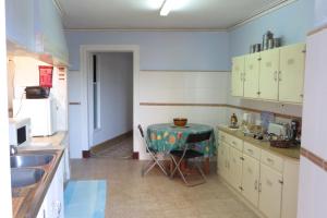eine Küche mit einem Tisch in der Mitte in der Unterkunft Casa de Marvila in Santarém