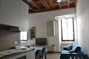 un soggiorno con divano blu e una cucina di Casa degli Scacchi a Mantova