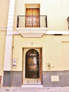 a building with a door and a balcony with a gate at Apartamento Centro Judería in Seville