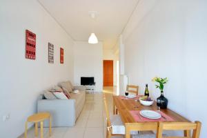 カラマキにあるKalamaki Apartmentsのテーブルとソファのあるリビングルーム
