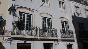 サンタレンにあるCasa de Marvilaのバルコニー付きの建物