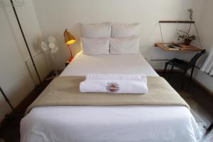Кровать или кровати в номере CURIOCITY Backpackers Johannesburg