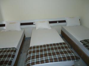 特里温福Hotel Portal Triunfo的小型客房设有两张单人床,