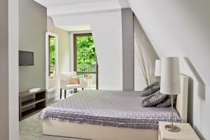 um quarto com uma cama e uma varanda em Rezydencja Eger em Kazimierz Dolny