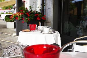 un tavolo con una tazza di caffè in cima di Hotel Garni Arnegg ad Arnegg