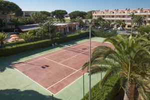 Tenis a/nebo squash v ubytování Hotel Oasis nebo okolí